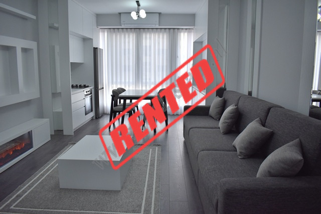 Apartament 2+1 me qira ne rrugen Asim Vokshi ne Kompleksin Usluga ne Tirane.
Pozicionohet ne katin 